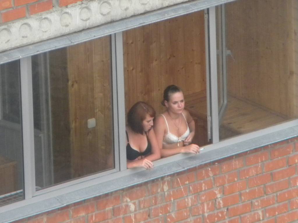 Подглядываем через окна за развратными обнаженными девушками