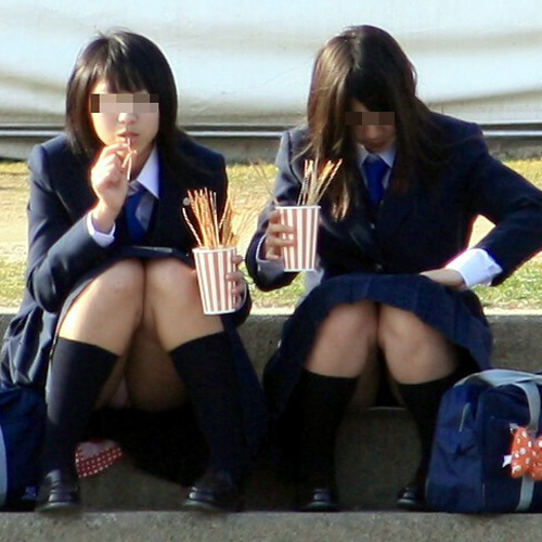 【JKエロ画像】街中で制服女子校生のパンツがチラッと見えてラッキー過ぎる件ｗｗｗ