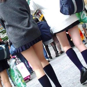 【街撮りJKエロ画像】制服ミニスカートの可愛い少女たちの健康的な生脚美脚に興奮してガン見しちゃうｗｗｗ