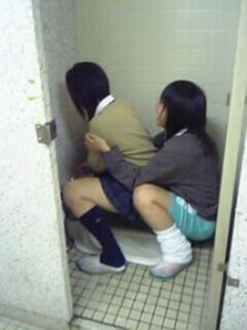 トイレでおふざけしてる女子校生たち！-09