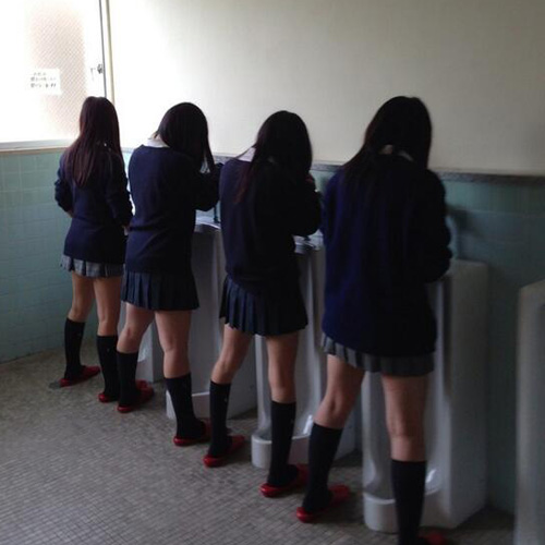 【JKエロ画像】学校にて友達同士で悪ノリしてエロ写メばっか撮ってる女子校生たちをご覧下さいｗｗｗ