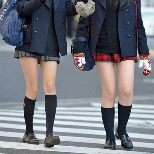 【街撮りJKエロ画像】思わず立ち止まって見惚れてしまう制服女子校生のスベスベ生脚がコチラｗｗｗ