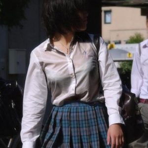 【透けブラJKエロ画像】街中で女子校生の無防備に下着が透けてるのを盗撮したったｗｗｗ