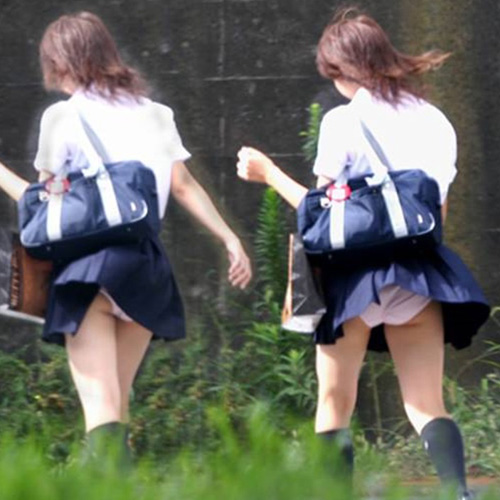 【JKパンチラエロ画像】制服女子校生のスカートが強風で捲れてパンツ丸見えの瞬間がコチラｗｗｗ