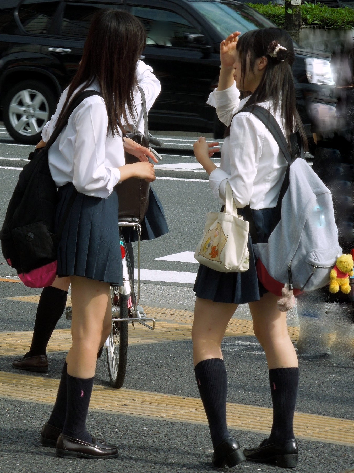 【街撮りJKエロ画像】健康的な美脚を見せつけてるミニスカ制服美少女を嫌でもガン見レベルｗｗｗ-02