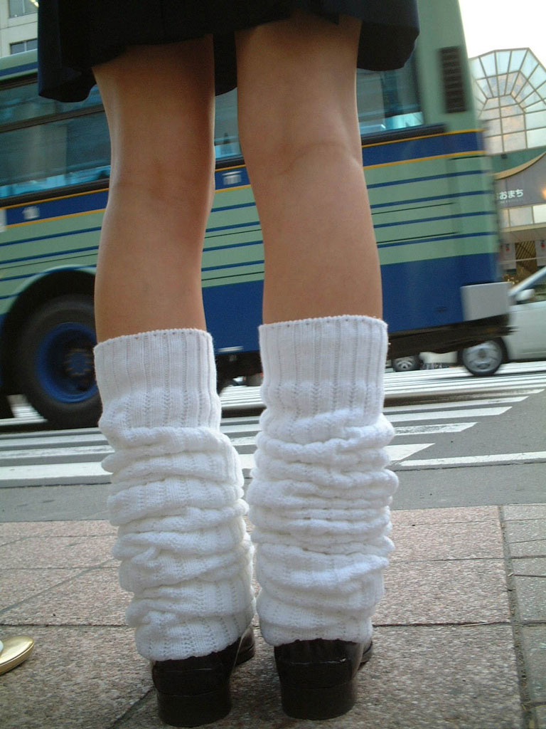 【街撮りJKエロ画像】健康的な美脚を見せつけてるミニスカ制服美少女を嫌でもガン見レベルｗｗｗ-10
