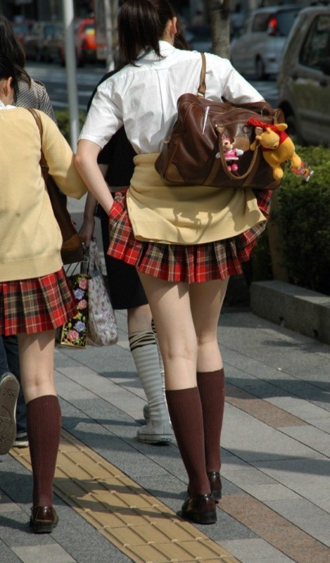 【街撮りJKエロ画像】健康的な美脚を見せつけてるミニスカ制服美少女を嫌でもガン見レベルｗｗｗ-11