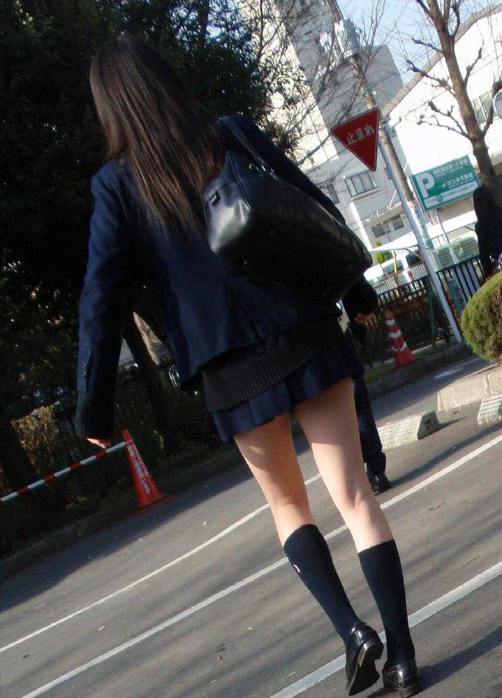 【街撮りJKエロ画像】健康的な美脚を見せつけてるミニスカ制服美少女を嫌でもガン見レベルｗｗｗ-13