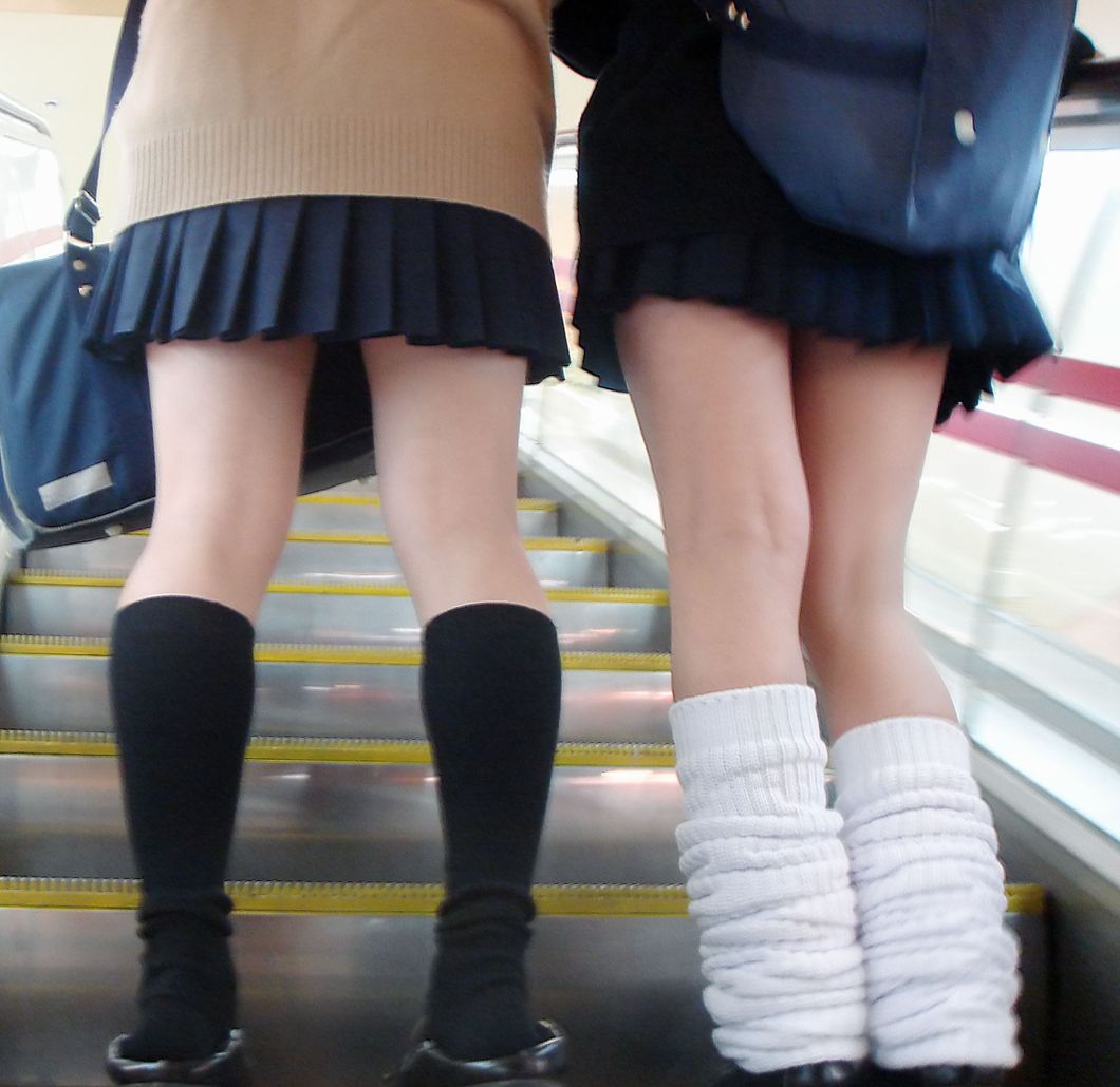 【街撮りJKエロ画像】健康的な美脚を見せつけてるミニスカ制服美少女を嫌でもガン見レベルｗｗｗ-14