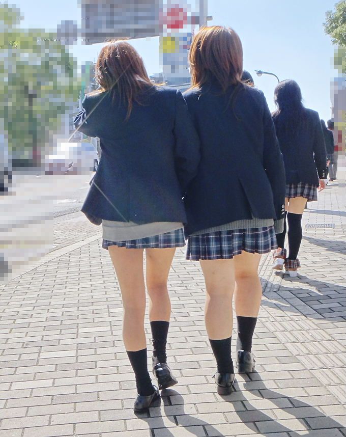 【街撮りJKエロ画像】健康的な美脚を見せつけてるミニスカ制服美少女を嫌でもガン見レベルｗｗｗ-15