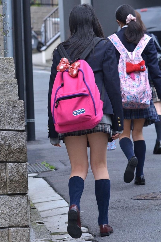 【街撮りJKエロ画像】健康的な美脚を見せつけてるミニスカ制服美少女を嫌でもガン見レベルｗｗｗ-16