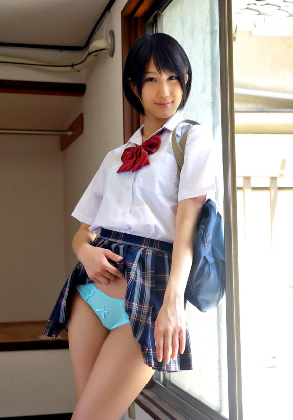 【JKエロ画像】制服女子校生が自らスカートをたくし上げてパンツを見せるって最高だよなｗｗｗ-19