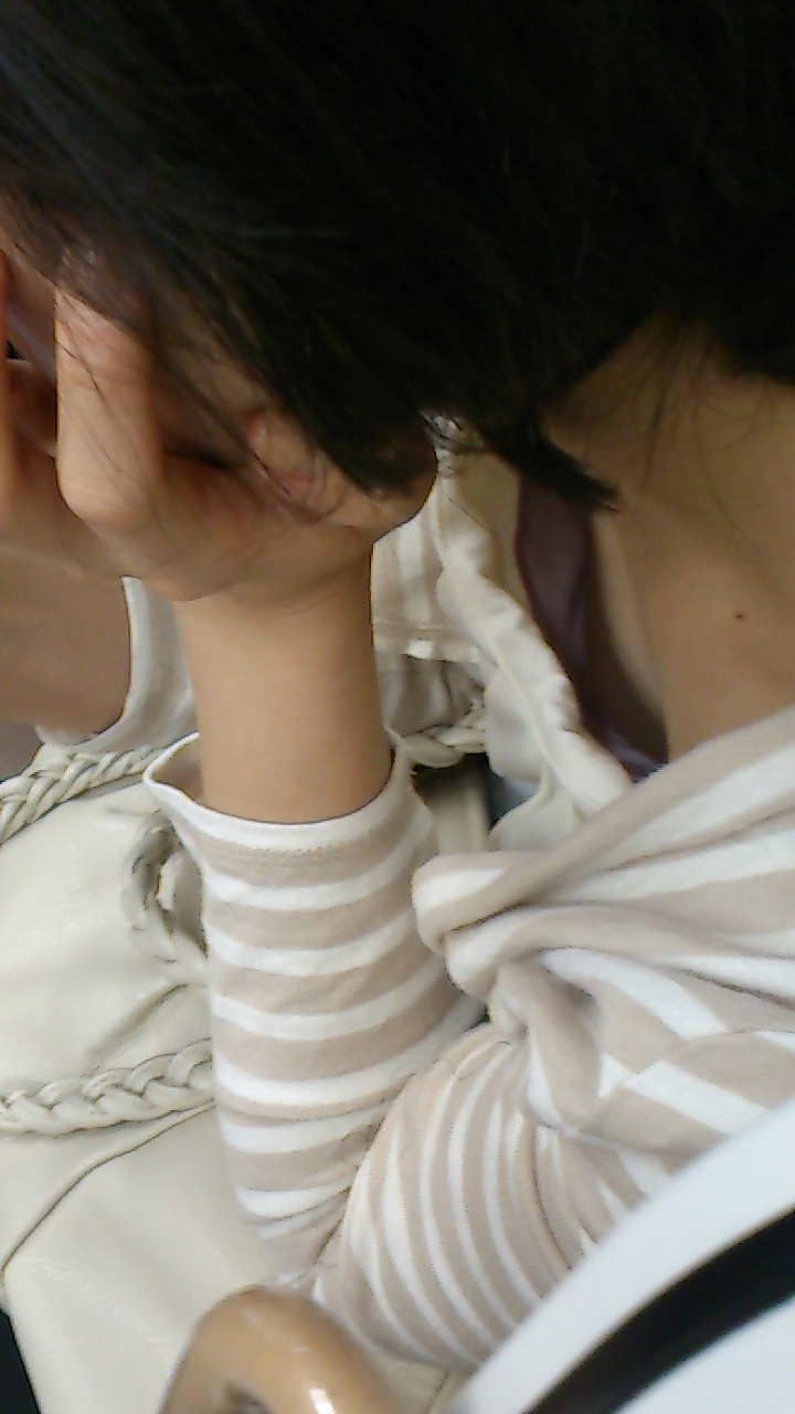 【胸チラエロ画像】浮きブラで乳首が見えちゃった貧乳おっぱいの素人女の子たちｗｗｗｗｗ-06