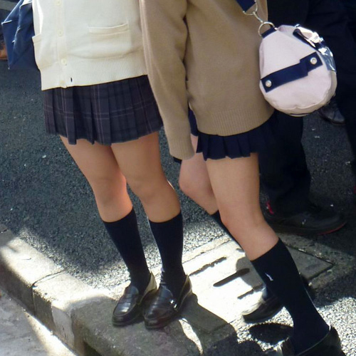 【街撮りJKエロ画像】ミニスカ制服美少女の生脚の美脚に悶々とするｗｗｗｗｗ