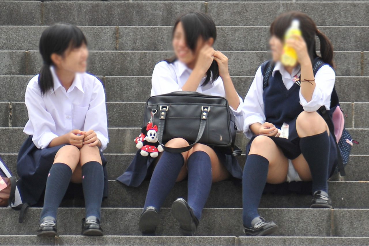 【JKパンチラエロ画像】街中でミニスカ女子校生が座り込んで無防備にパンツ見せちゃってるｗｗｗ-05