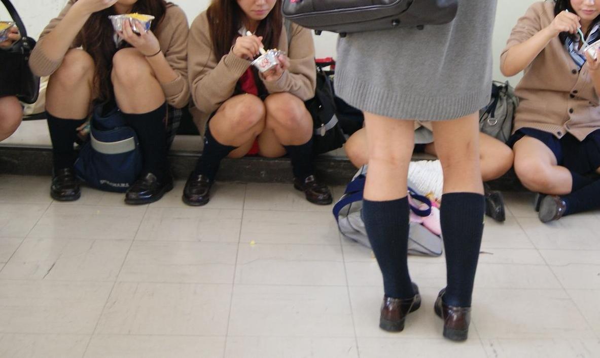 【JKパンチラエロ画像】街中でミニスカ女子校生が座り込んで無防備にパンツ見せちゃってるｗｗｗ-06
