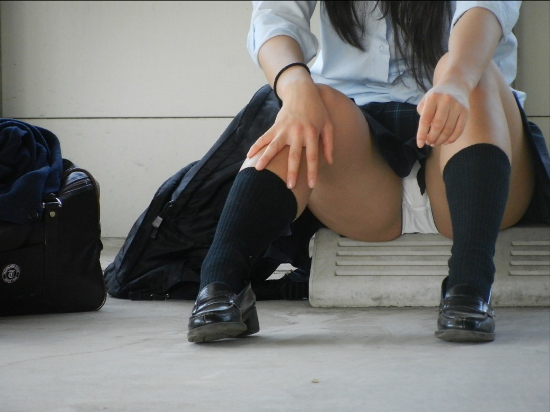 【JKパンチラエロ画像】街中でミニスカ女子校生が座り込んで無防備にパンツ見せちゃってるｗｗｗ-09