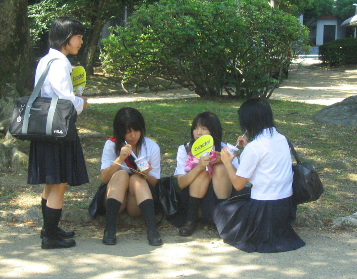 【JKパンチラエロ画像】街中でミニスカ女子校生が座り込んで無防備にパンツ見せちゃってるｗｗｗ-12