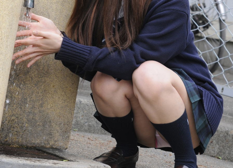 【JKパンチラエロ画像】街中でミニスカ女子校生が座り込んで無防備にパンツ見せちゃってるｗｗｗ-14