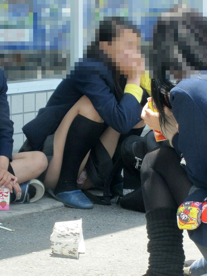 【JKパンチラエロ画像】街中でミニスカ女子校生が座り込んで無防備にパンツ見せちゃってるｗｗｗ-15