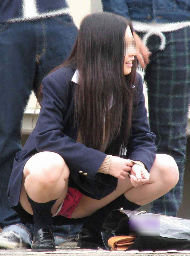 【JKパンチラエロ画像】街中でミニスカ女子校生が座り込んで無防備にパンツ見せちゃってるｗｗｗ-17