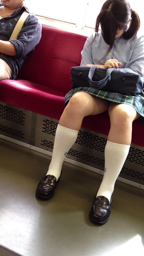 【電車内盗撮エロ画像】電車の中で制服JKの美脚が猥褻過ぎてジロジロ凝視しちゃうｗｗｗ-04
