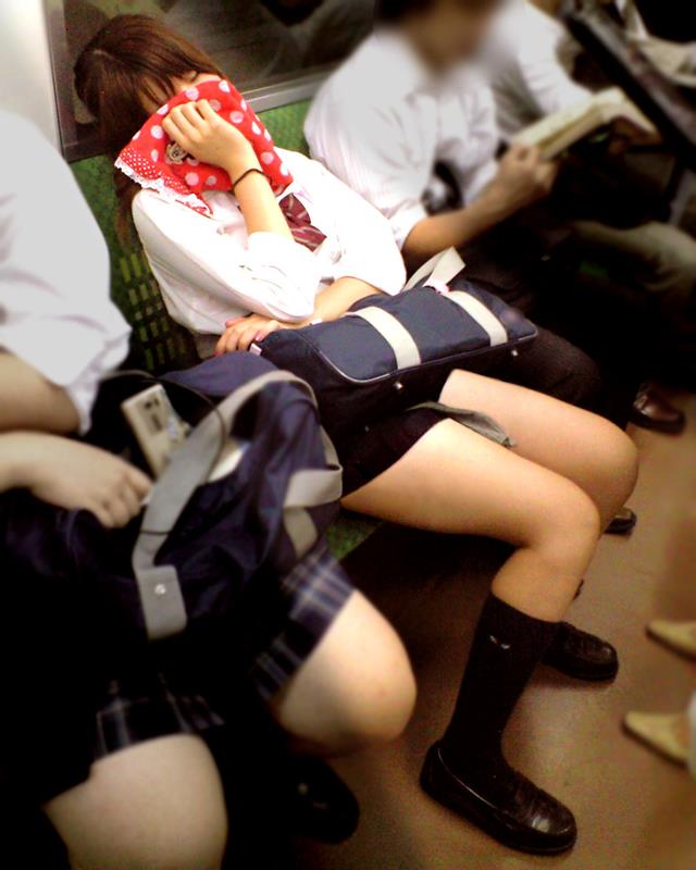 【電車内盗撮エロ画像】電車の中で制服JKの美脚が猥褻過ぎてジロジロ凝視しちゃうｗｗｗ-10