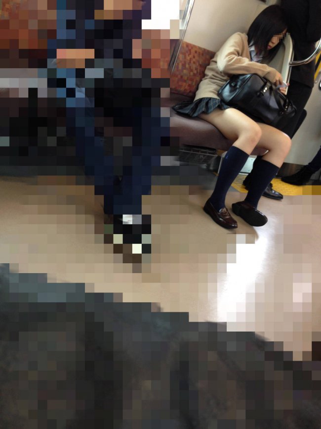 【電車内盗撮エロ画像】電車の中で制服JKの美脚が猥褻過ぎてジロジロ凝視しちゃうｗｗｗ-13