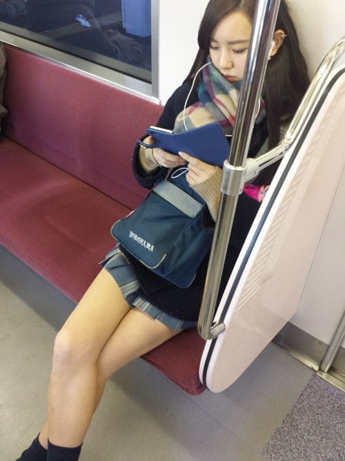 【電車内盗撮エロ画像】電車の中で制服JKの美脚が猥褻過ぎてジロジロ凝視しちゃうｗｗｗ-15