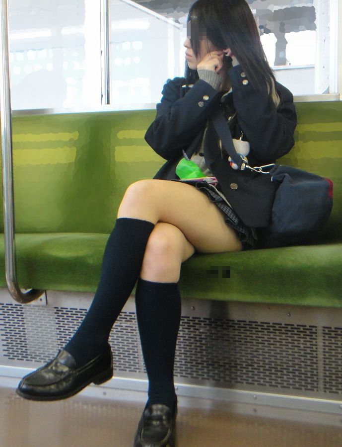 【電車内盗撮エロ画像】電車の中で制服JKの美脚が猥褻過ぎてジロジロ凝視しちゃうｗｗｗ-16