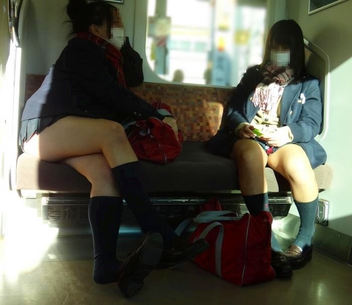 【電車内盗撮エロ画像】電車の中で制服JKの美脚が猥褻過ぎてジロジロ凝視しちゃうｗｗｗ-17
