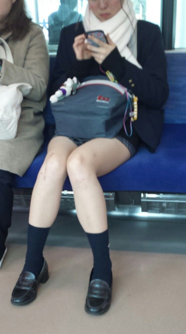 【電車内盗撮エロ画像】電車の中で制服JKの美脚が猥褻過ぎてジロジロ凝視しちゃうｗｗｗ-19