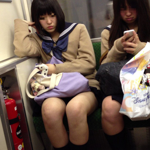 【電車内盗撮エロ画像】電車の中で制服JKの美脚が猥褻過ぎてジロジロ凝視しちゃうｗｗｗ