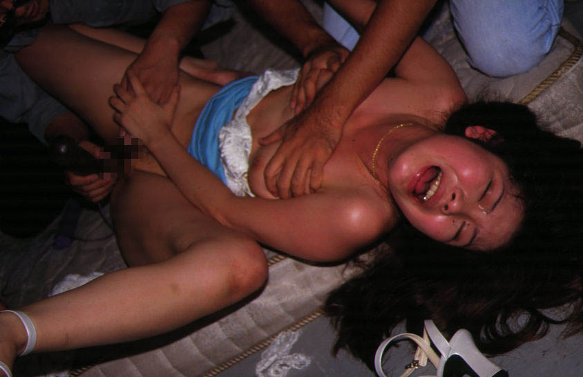 【レイプエロ画像】閲覧注意!!生々しい強姦現場が想像以上に過激でヒド過ぎるｗｗｗ-07