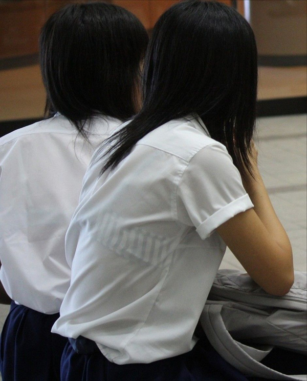 【透けブラJKエロ画像】制服女子校生のブラウスから見えるブラジャーに目線は釘付けｗｗｗ-15