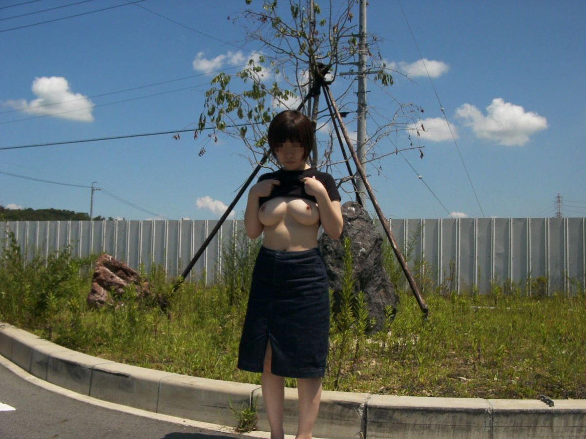 【露出エロ画像】公共の面前で変態素人さん達が自ら服を捲っておっぱいを出してるｗｗｗ-18