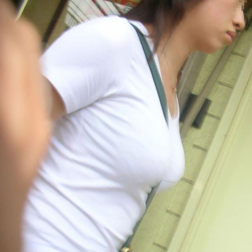 【着衣巨乳エロ画像】街でパイスラ女子を発見したら胸元をエロ目線でガン見するわｗｗｗ