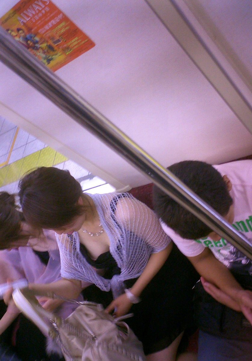 【電車内盗撮エロ画像】素人女性の胸チラに遭遇すると降りるまで目が離せないｗｗｗ-02