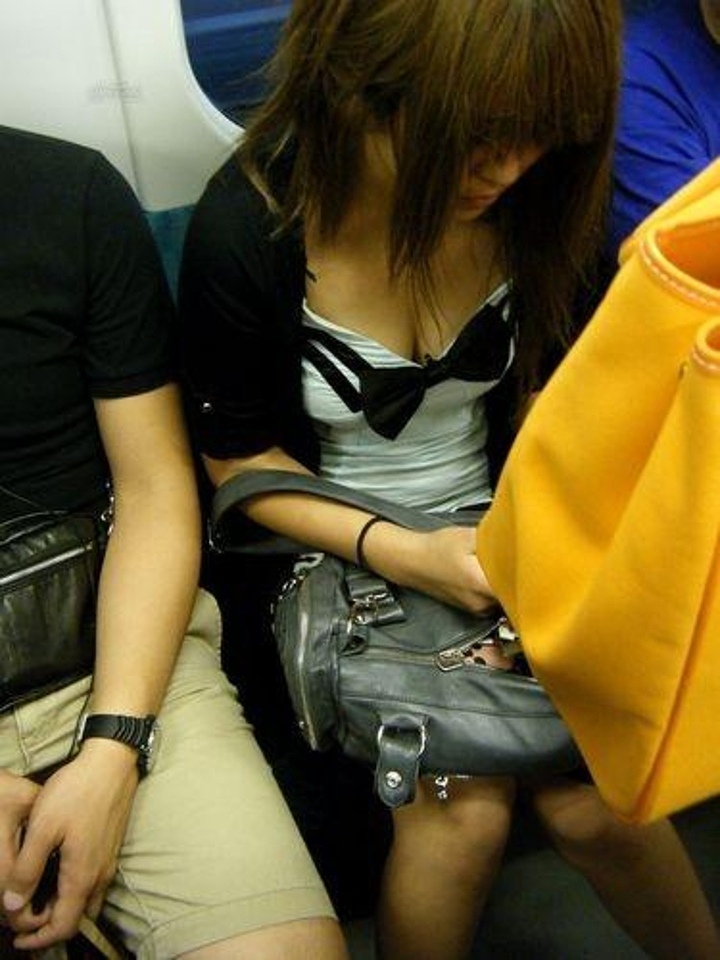 【電車内盗撮エロ画像】素人女性の胸チラに遭遇すると降りるまで目が離せないｗｗｗ-08