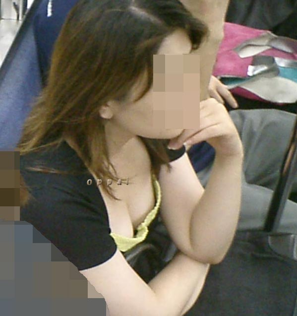 【電車内盗撮エロ画像】素人女性の胸チラに遭遇すると降りるまで目が離せないｗｗｗ-09