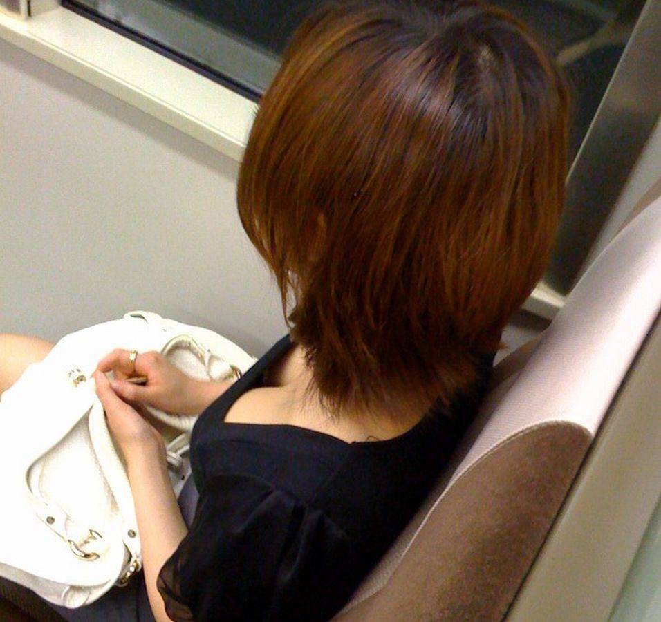 【電車内盗撮エロ画像】素人女性の胸チラに遭遇すると降りるまで目が離せないｗｗｗ-18
