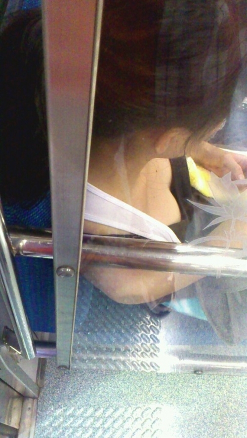 【電車内盗撮エロ画像】素人女性の胸チラに遭遇すると降りるまで目が離せないｗｗｗ-19