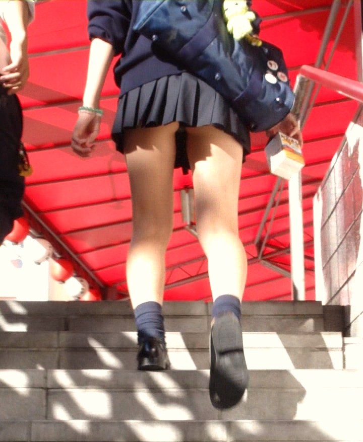 【街撮りJKエロ画像】ミニスカ制服女子校生の隠し撮りされた美しすぎる美脚ｗｗｗ-01