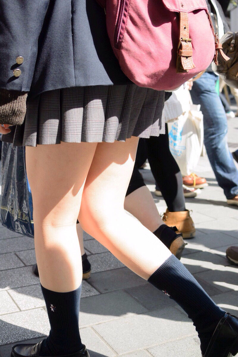 【街撮りJKエロ画像】ミニスカ制服女子校生の隠し撮りされた美しすぎる美脚ｗｗｗ-06