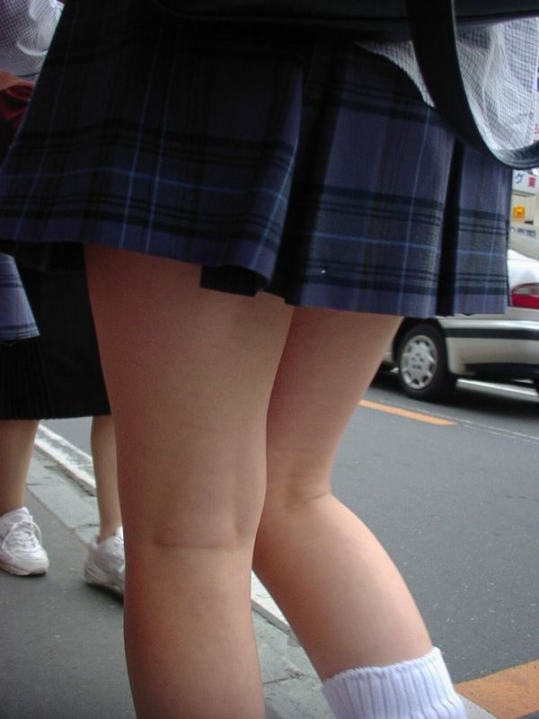 【街撮りJKエロ画像】ミニスカ制服女子校生の隠し撮りされた美しすぎる美脚ｗｗｗ-10