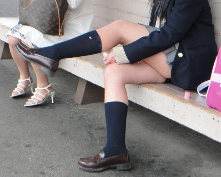 【街撮りJKエロ画像】ミニスカ制服女子校生の隠し撮りされた美しすぎる美脚ｗｗｗ-12