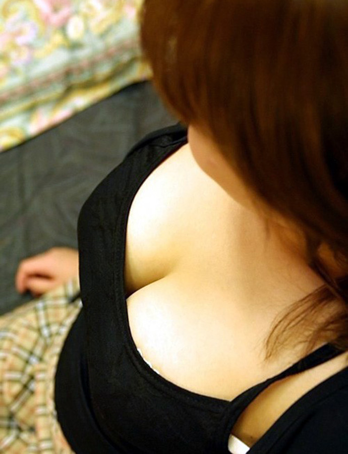 【胸チラエロ画像】女の子の胸元からおっぱいや乳首を完全に盗撮したったｗｗｗ-04