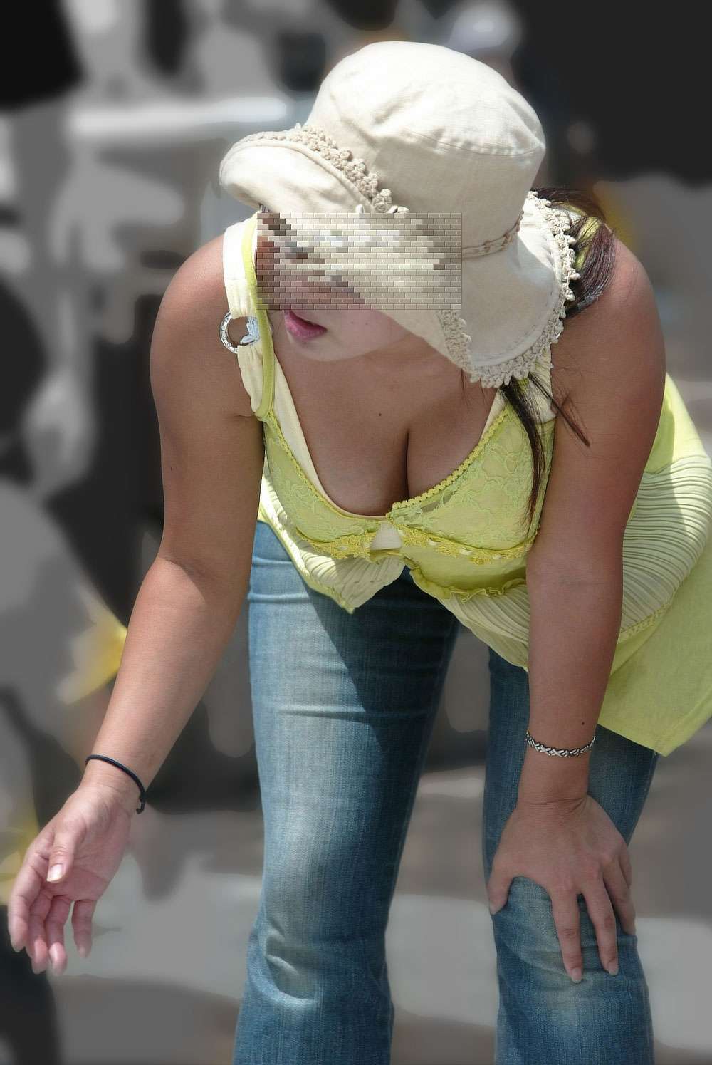 【胸チラエロ画像】女の子の胸元からおっぱいや乳首を完全に盗撮したったｗｗｗ-09