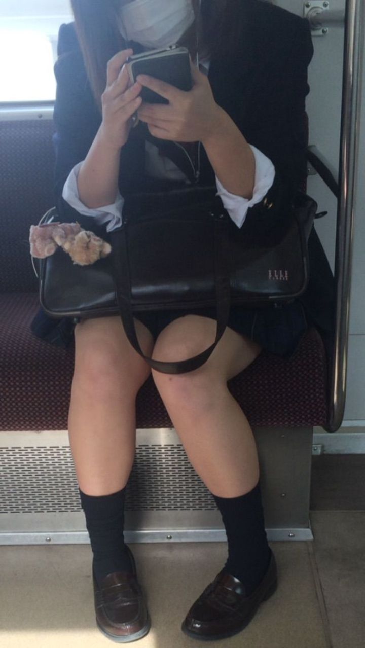 【JK盗撮エロ画像】電車内で下半身のエロさが際立つ制服女子校生の健康的な美脚を隠し撮りｗｗｗ-03