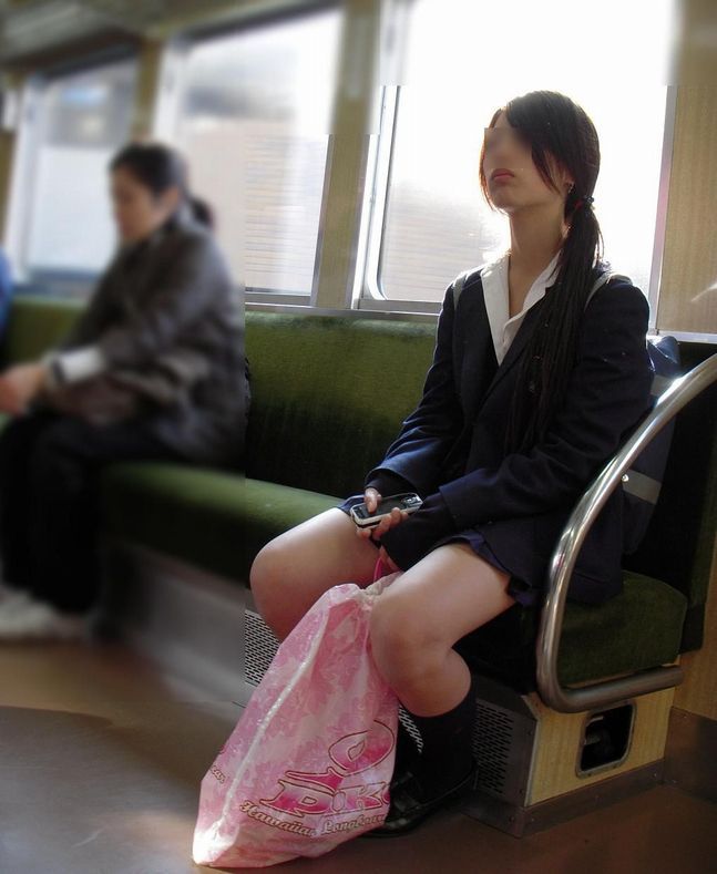 【JK盗撮エロ画像】電車内で下半身のエロさが際立つ制服女子校生の健康的な美脚を隠し撮りｗｗｗ-05
